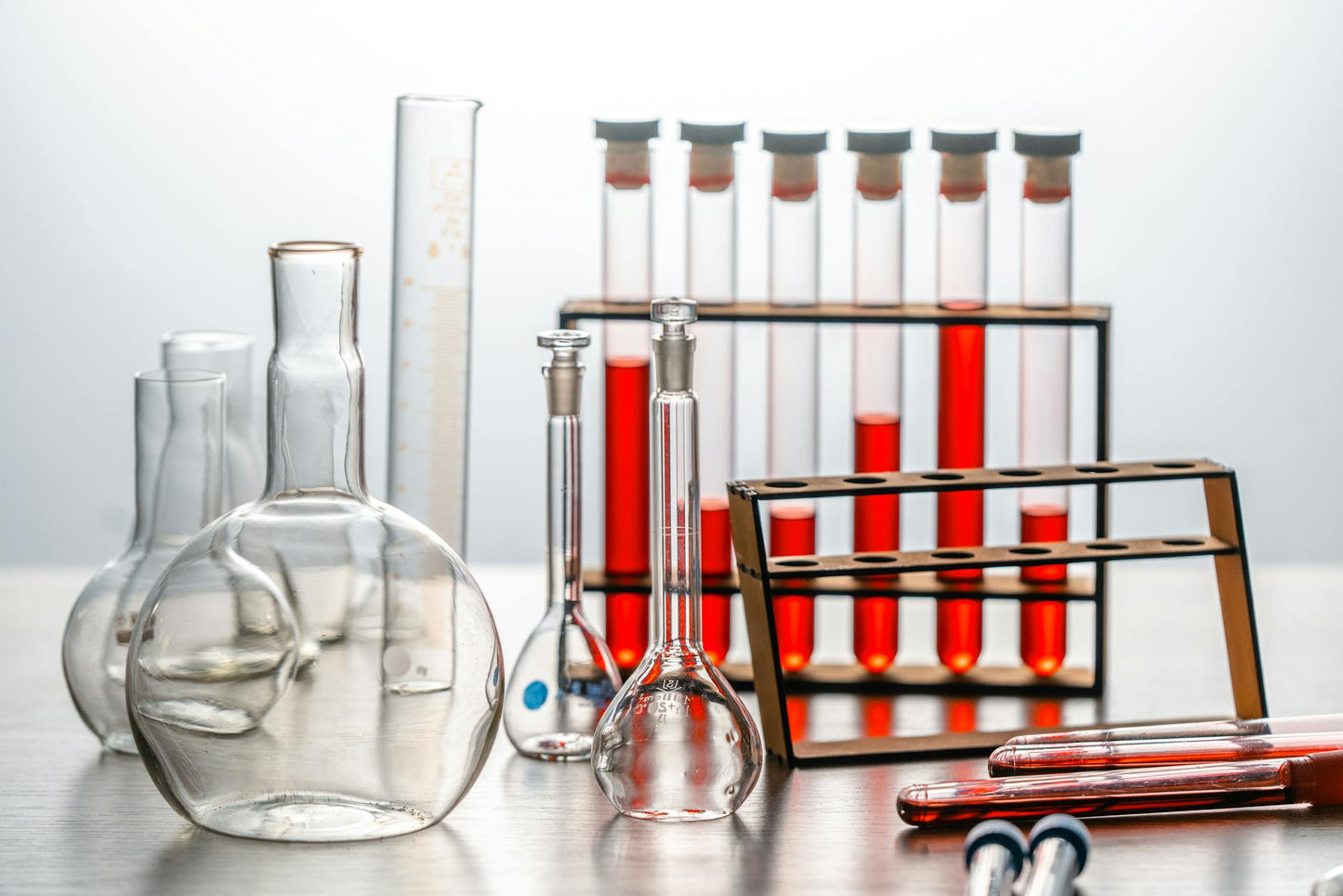 Laboratorium pengujian dengan peralatan ilmiah untuk analisis substansi dan keamanan produk